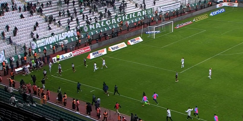 Kavga, havada uçan kartlar ve penaltı kararı: Trabzon, Konya'da dramatik kaybetti! - Resim : 2