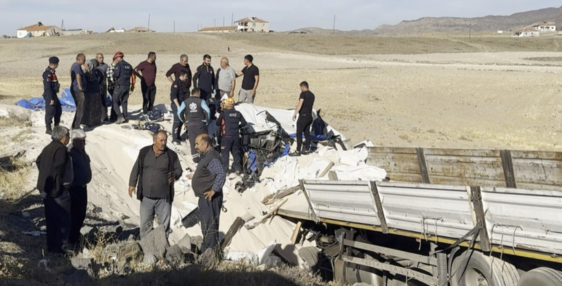 Şarampole devrilen tırın şoförü kum altında hayatını kaybetti - Resim : 1