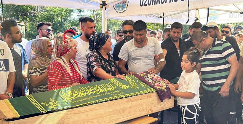 Yaralı kurtuldu, tabutları öpüp 'hakkınızı helal edin' dedi - Resim: 1
