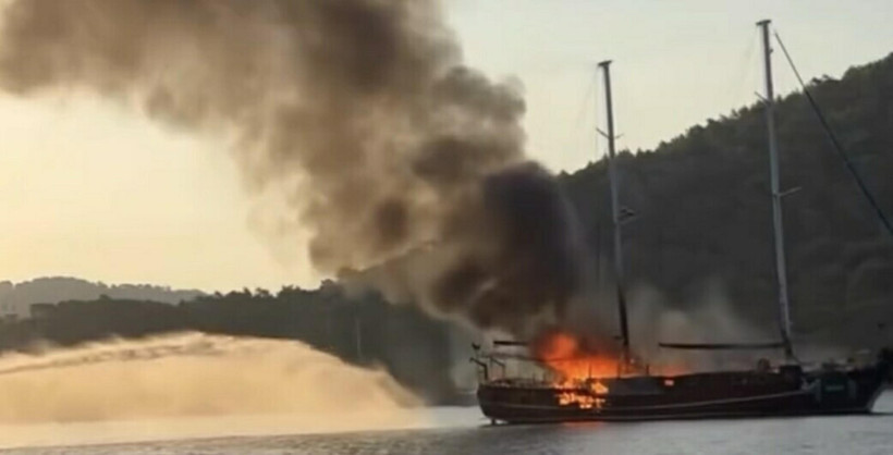 Muğla'da yanan tekne battı - Resim : 1