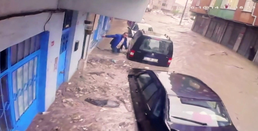 Ayazağa’da sel dehşeti kamerada. Araçlar üst üste bindi vatandaş ölümden döndü - Resim : 2