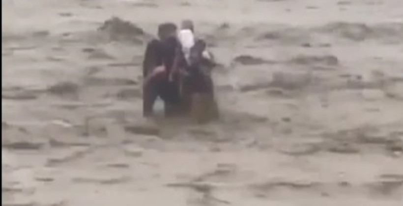 13 kişilik aile kalabalığın gözleri önünde sele kapılıp can verdi - Resim : 2