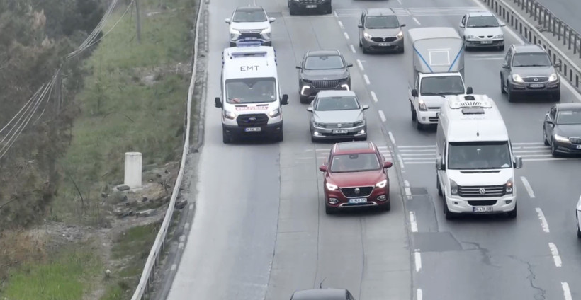 Emniyet şeridini ihlal etti, suçu kendinde değil yolda buldu - Resim : 1