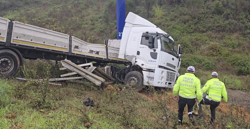 Beykoz'da feci kaza: TIR metrelerce yuvarlandı - Resim : 1