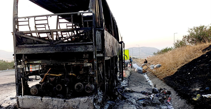 Seyir halindeki yolcu otobüsü alev aldı: 35 yolcu son anda kurtuldu - Resim : 1