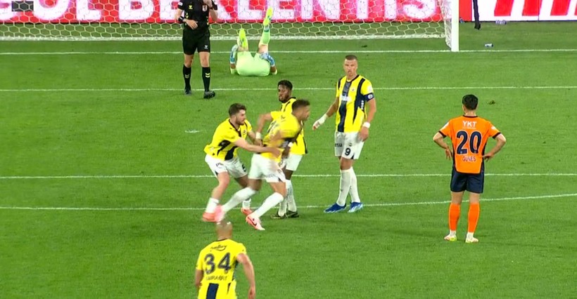 Tadic'i zor tuttular: Az daha takım arkadaşını dövecekti! - Resim : 2