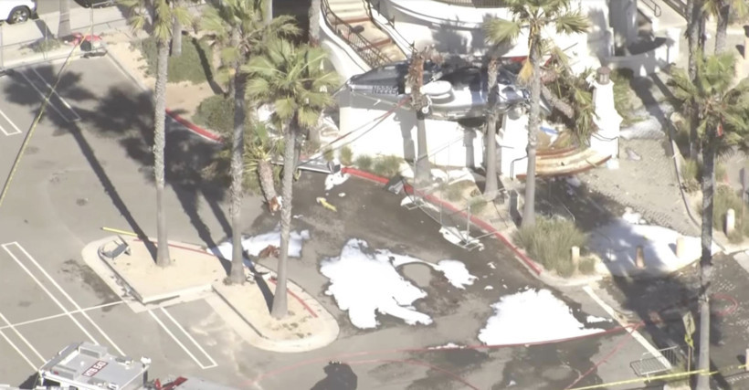 Helikopter herkesin gözü önünde kalabalık plajda düştü - Resim : 3