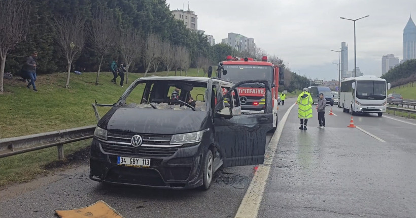 Seyir halindeki araç alev alev yandı - Resim : 1