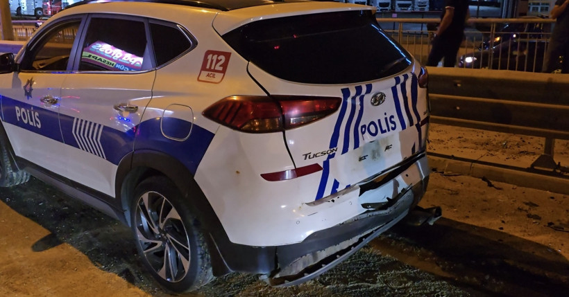 Sancaktepe’de 8 araç birbirine girdi: Otomobil köprüde asılı kaldı - Resim : 1