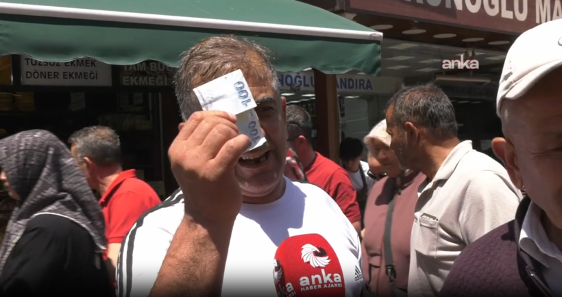 Lafa 'Tayyipçiyim' diye girdi, cebindeki parayı gösterdi: 'Oy vermemek lazım' - Resim : 1