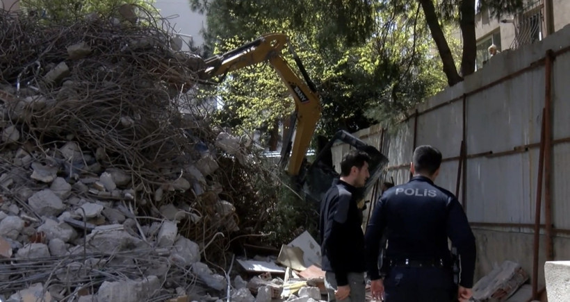 Kepçeyle beşinci kattan düştü - Resim : 2