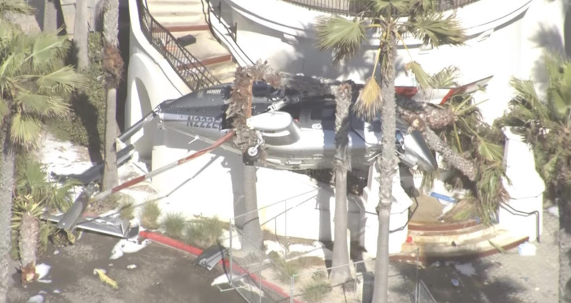 Helikopter herkesin gözü önünde kalabalık plajda düştü - Resim : 1