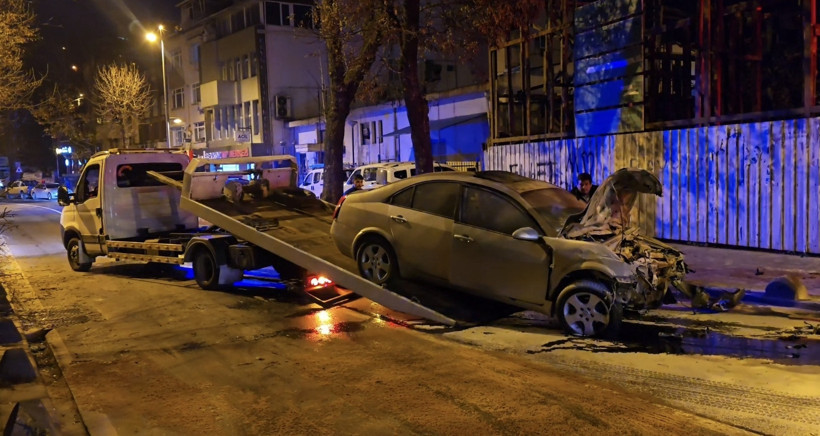 Virajı alamayan otomobil ağaca çarptı: Sürücü ehliyetsiz çıktı - Resim : 1