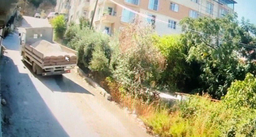 Kamyon apartman bahçesine uçtu: 10 çocuk annesi yaşamını yitirdi - Resim : 1