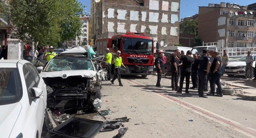 Freni boşaldı, önüne gelen aracı ezdi - Resim : 1