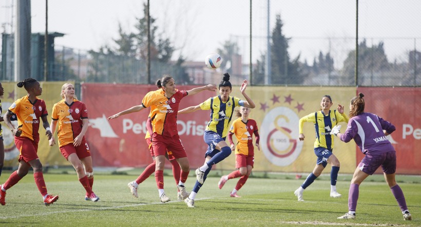 Galatasaray lider Fenerbahçe'ye çelme taktı: Zirve yarışı kızıştı - Resim : 1