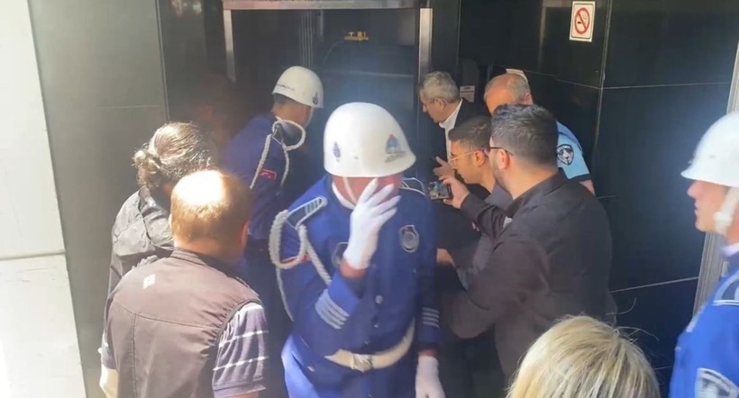 İlhan Şeşen'in cenazesi asansöre sıkıştı - Resim: 5