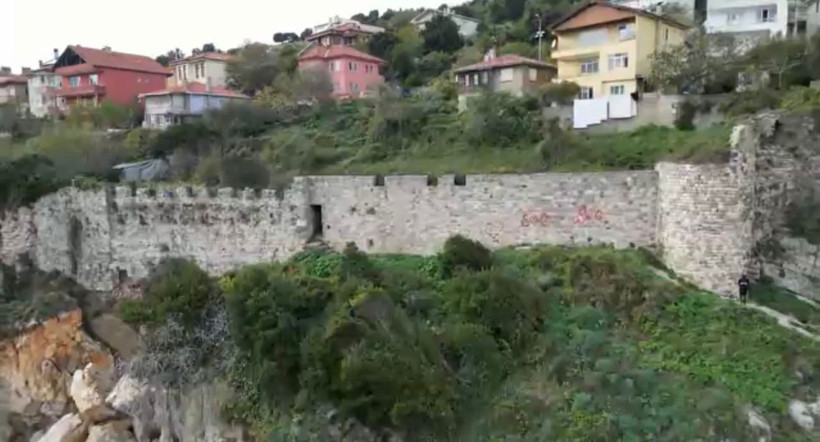 Tarihi kalenin duvarlarını sprey boyayla boyadılar - Resim : 1