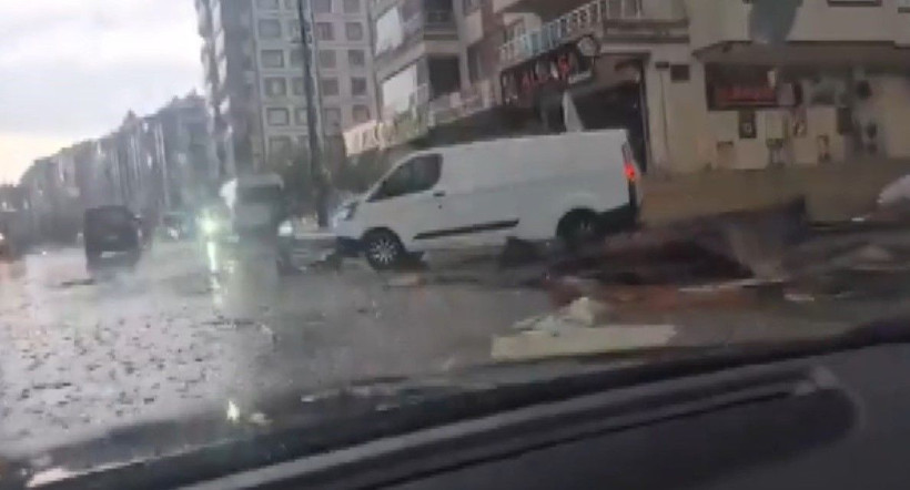 'Süper hücre' fırtınası şehri talan etti! Çatılar uçtu, ağaçlar devrildi, araçlar hasar gördü - Resim: 2