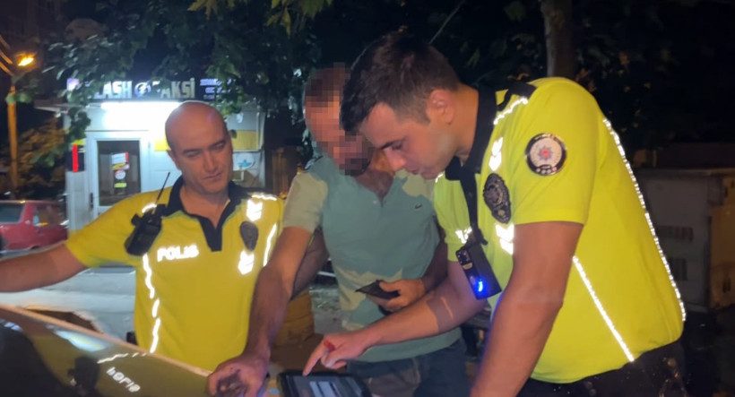 Alkollü bisikletli polislerin yanına gidip kameraya şarkı söyledi - Resim : 1