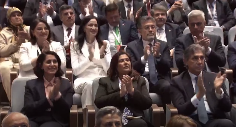 Erdoğan Özel'i hedef alırken alkışladı: Özlem Çerçioğlu resmen AKP'de - Resim : 1