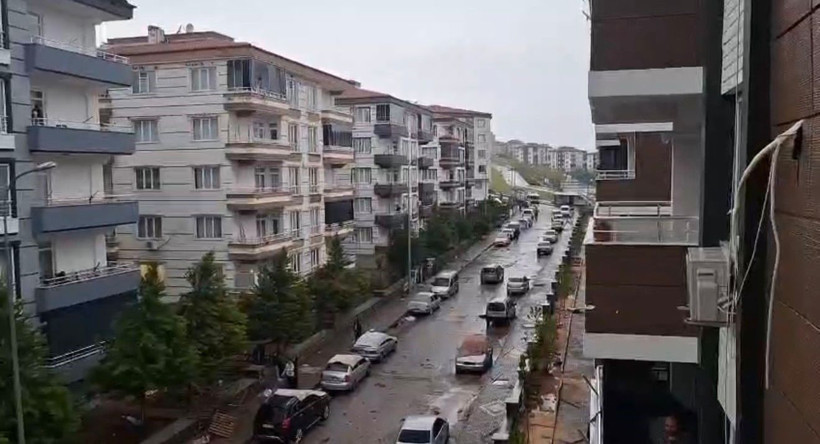 'Süper hücre' fırtınası şehri talan etti! Çatılar uçtu, ağaçlar devrildi, araçlar hasar gördü - Resim: 6