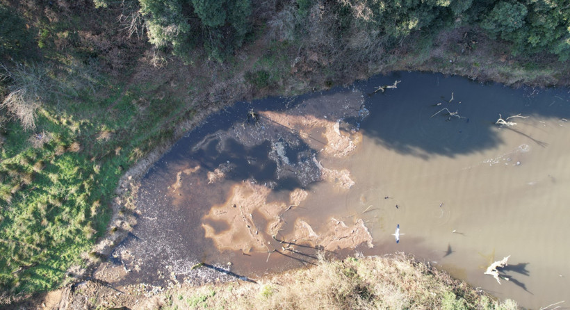 Çöplüğe dönen gölde balık ölümleri - Resim : 1