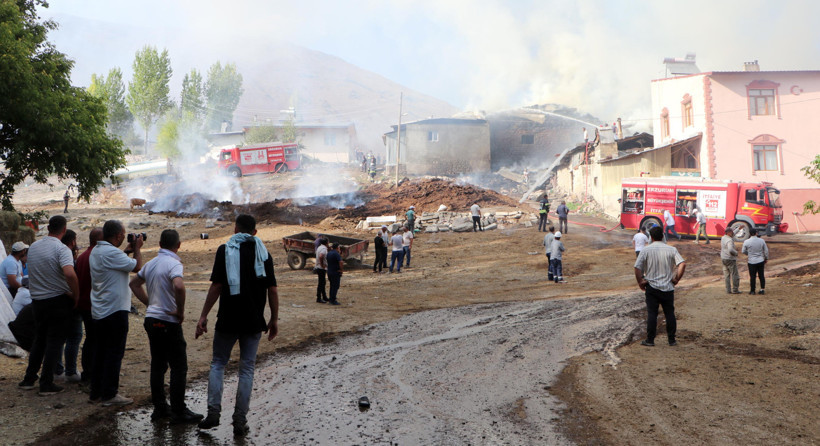 Alevlerin arasına dalıp kediyi kurtardı - Resim : 1