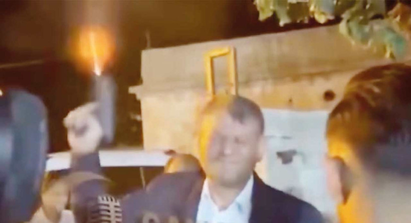 Masa gitti sandalye geldi - Resim : 2