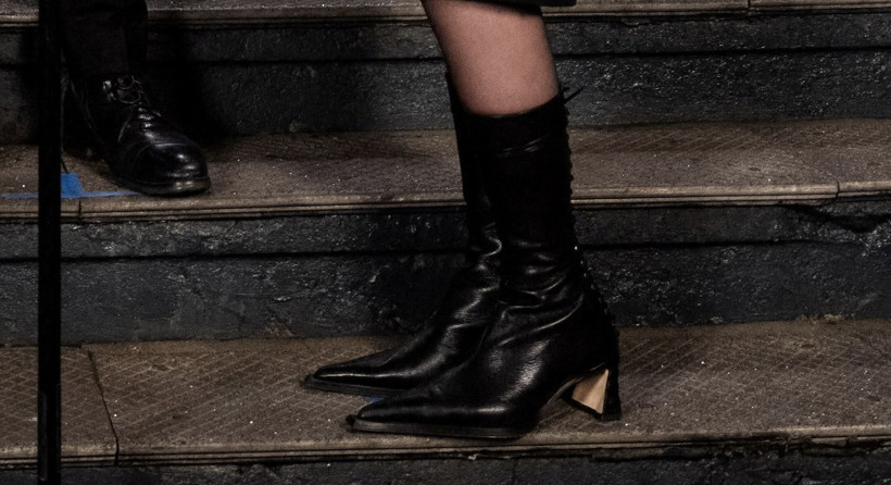 Sosyalist belediye başkanının eşinin lüks çizmeleri tepki çekti - Resim : 1