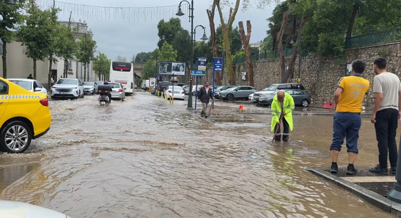 İstanbul'u sağanak vurdu: Yollar g&ouml;le d&ouml;nd&uuml;, ara&ccedil;lar suda ilerleyemedi - Resim : 2