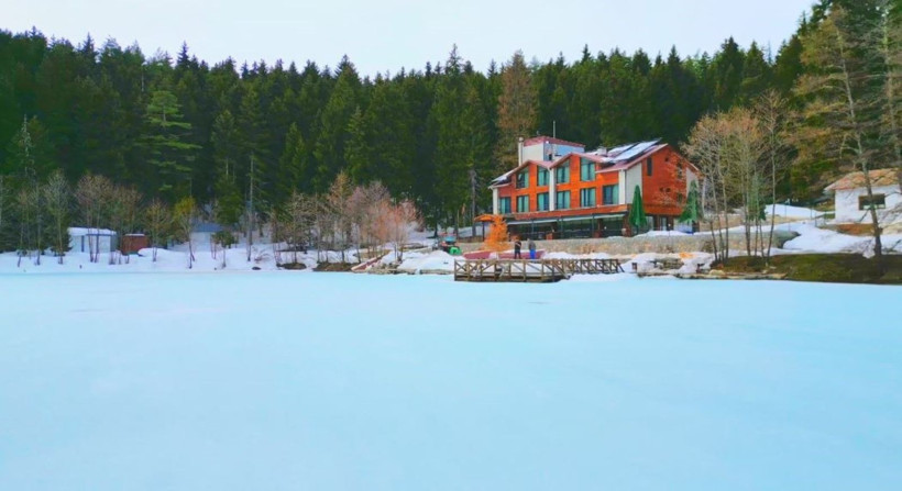 Kalp şeklindeki Karagöl, kışın son günlerinde kartpostallık görüntüler sunuyor - Resim: 1