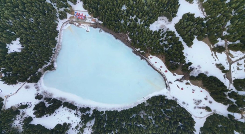 Kalp şeklindeki Karagöl, kışın son günlerinde kartpostallık görüntüler sunuyor - Resim: 3