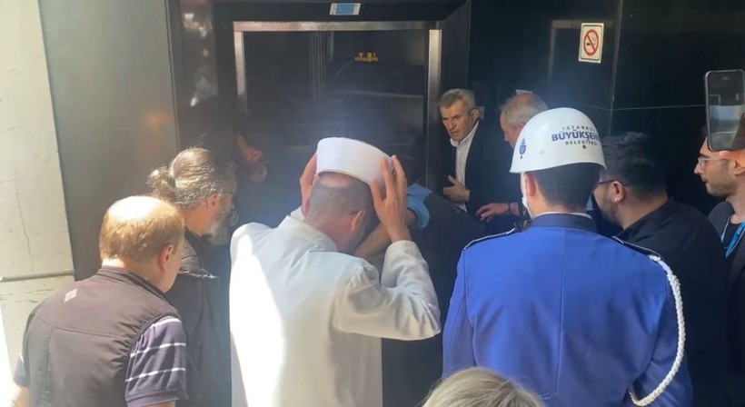 İlhan Şeşen'in cenazesi asansöre sıkıştı - Resim: 6