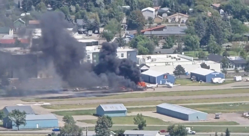 Pilot kontrolü kaybetti, park halindeki uçaklara çarptı - Resim : 1