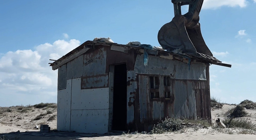 Sahil hattındaki kaçak yapılar tek tek yıkılıyor - Resim : 1