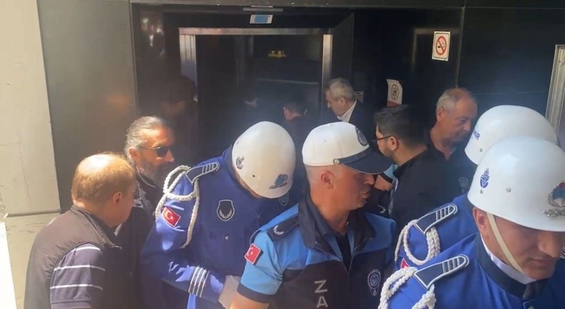 İlhan Şeşen'in cenazesi asansöre sıkıştı - Resim: 7
