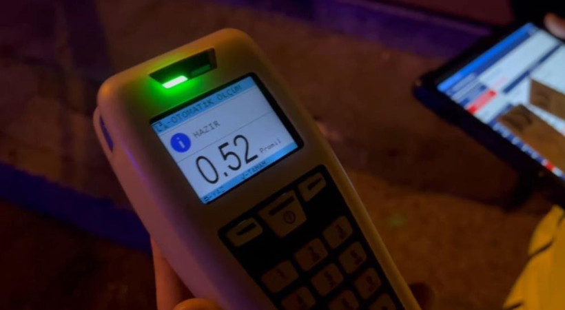 Alkollü sürücü ortalığı ayağa kaldırdı, en sonunda polis aracına çarptı: 'Özür dilerim be abi' - Resim : 1