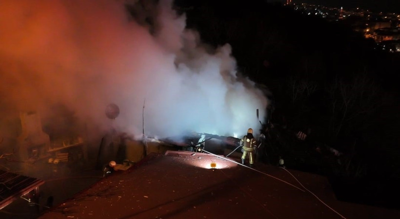 Kazan dairesinde başlayan yangın binayı kül etti - Resim : 2