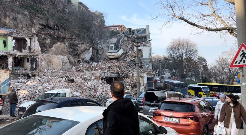 Yıkım sahası açık hava sinemasına döndü: Uzaklardan gelip iftara kadar izliyorlar - Resim : 2