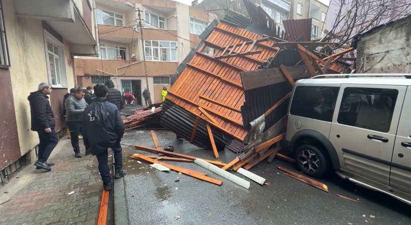 İstanbul’da fırtına dehşeti: Uçan çatılardan koşarak kurtuldu - Resim : 5