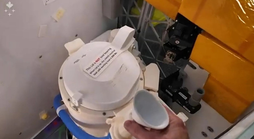 Havalanalı birkaç saat oldu: Astronotların tuvaletinde arıza çıktı - Resim : 1
