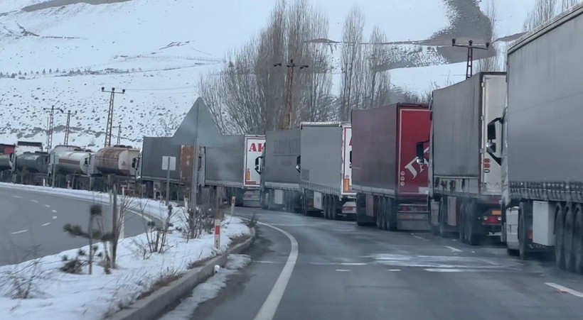 Türkiye-İran sınırında 10 kilometrelik TIR kuyruğu - Resim: 1