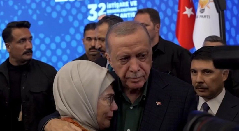 Erdoğan kürsüden indi, Emine Erdoğan hıçkıra hıçkıra ağladı - Resim: 3