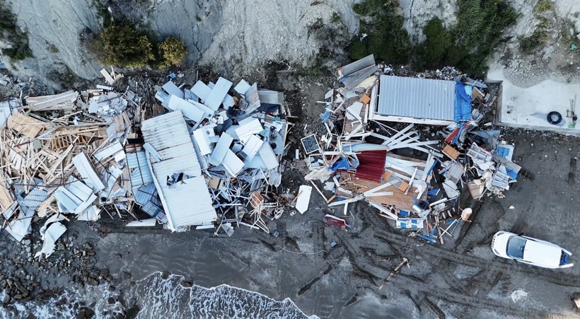 Sahil hattındaki kaçak yapılar tek tek yıkılıyor - Resim : 2