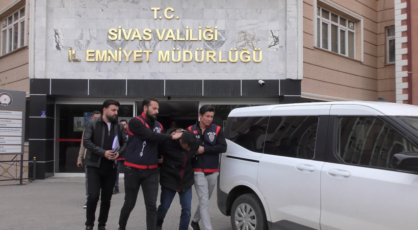 Sivas'ta 2 kardeşi katlettikten sonra otostopla Ankara'ya gitmiş - Resim : 1
