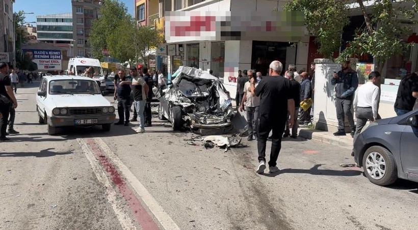 Freni boşaldı, önüne gelen aracı ezdi - Resim : 2