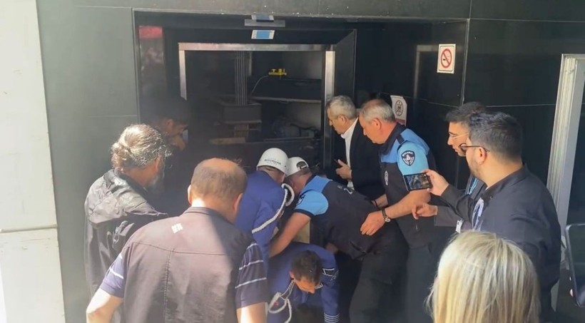 İlhan Şeşen'in cenazesi asansöre sıkıştı - Resim: 4
