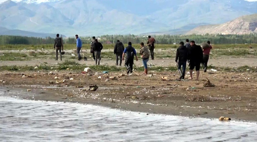 Van Gölü'nde endişe büyüyor: 'Tekneyle geçerdik, artık yürüyerek gidiyoruz' - Resim: 10