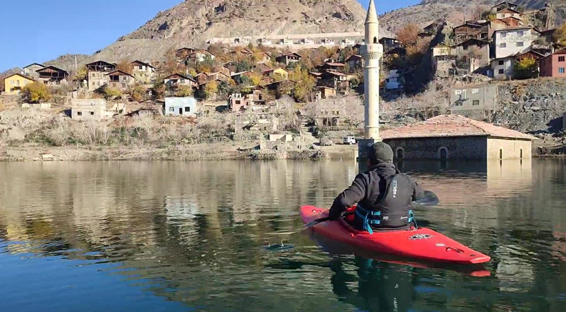 Baraj altında kalan cami yıllar sonra ortaya çıktı! İçine kanoyla girdi - Resim : 3